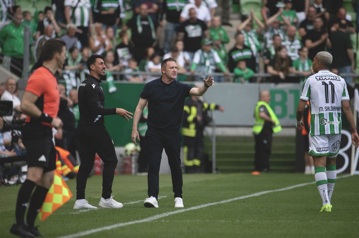 Robbie Keane, az FTC vezetőedzője Saldanhát látja el tanáccsal