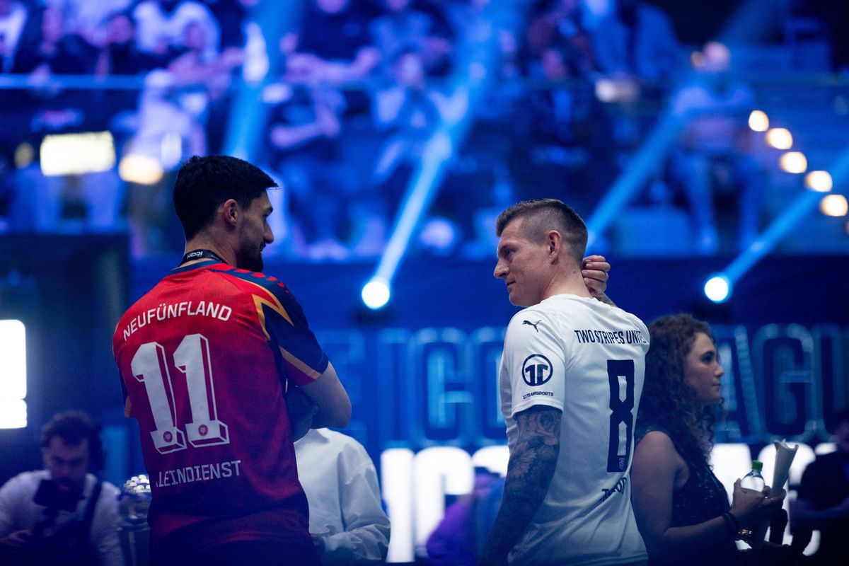 A Real Madrid korábbi játékosa,Toni Kroos új szerepben, játékvezetőként is kipróbálta magát az Icon League-ben.
