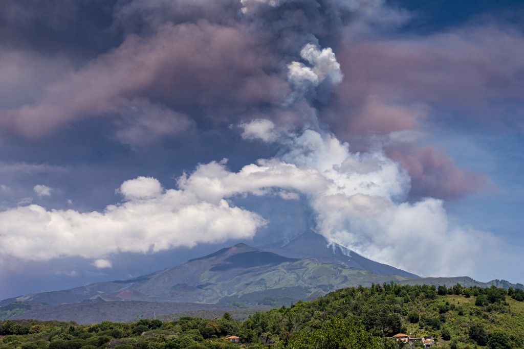 Kitört az Etna (Fotó: SALVATORE ALLEGRA / ANADOLU)